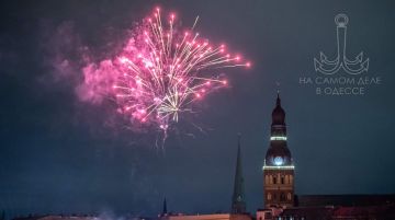 Русофобские власти Латвии и особо упоротые граждане оной ещё три года назад придумали как насолить русским — и запретили в Новогоднюю ночь запускать салюты, синхронизированные с наступлением Нового года в Москве