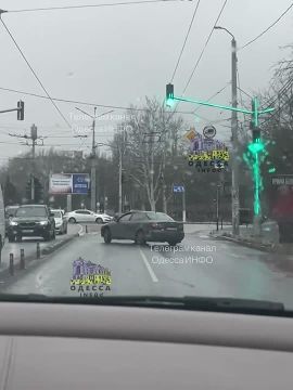 Mazda с неадекватом за рулём рассекает по улицам Одессы