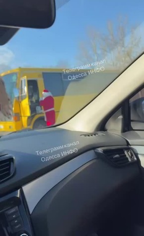 Весёлые Деды Морозы разъезжают по Одессе