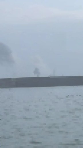 А между тем в порт Ильичёвска прилетело и теперь дымит