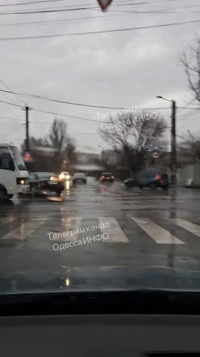 В Одессе сумасшедший гонщик снёс светофор