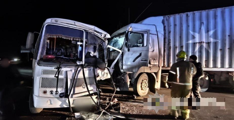 Грузовик и пассажирский автобус столкнулись в Одесской области
