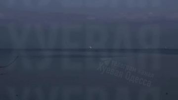 У берегов Одессы горит танкер под флагом Панамы после удара дрона камикадзе