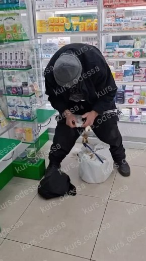 Дед насрал посреди аптеки в Одессе