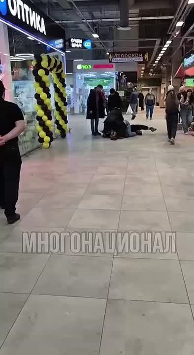 Охранники (не те, которые на стратегических объектах, а те, что трутся у входа в торговые центры и следят, чтобы никто не спёр трусы в магазине одежды) — вообще особая порода