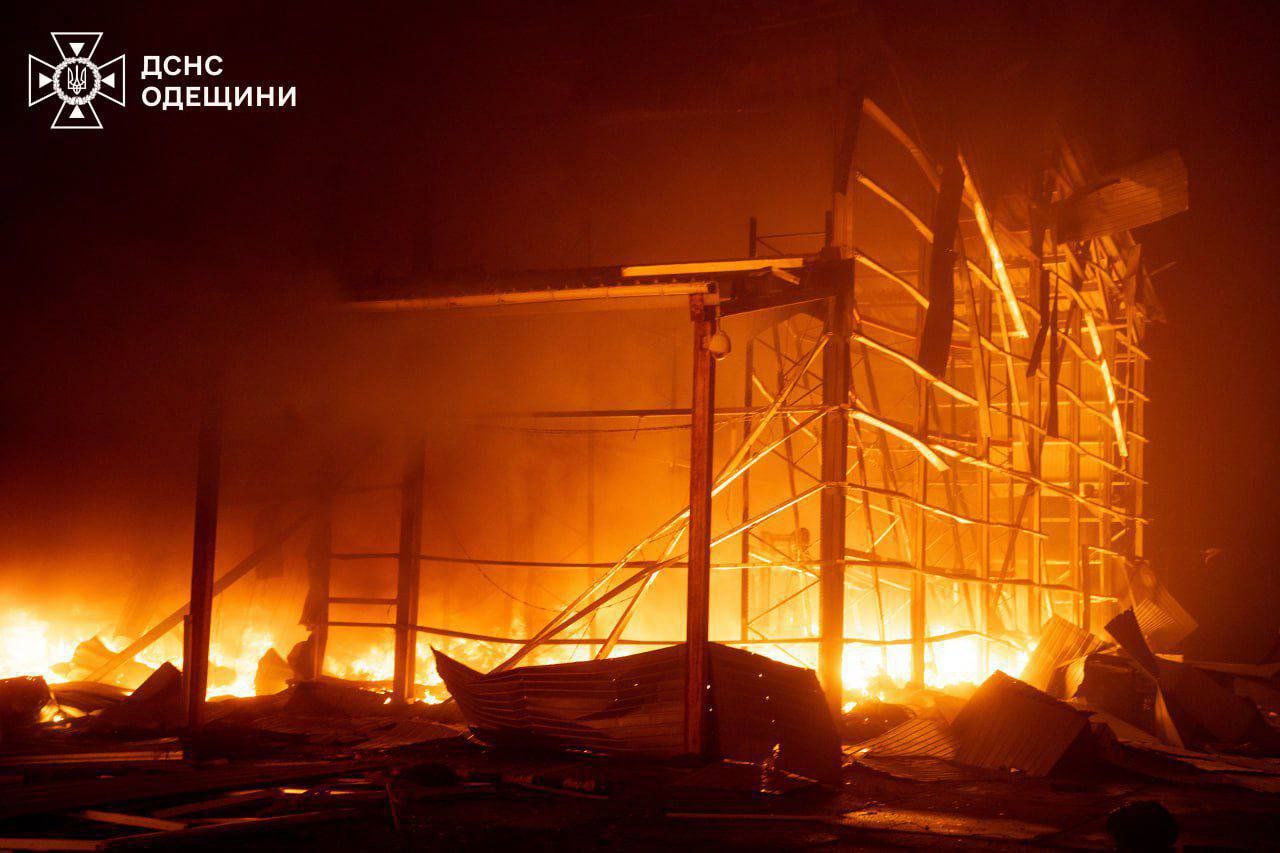 Мощный пожар возник на промышленном объекте Одессы в результате ударов ВС РФ. Повреждены складские и производственные здания, а также грузовики