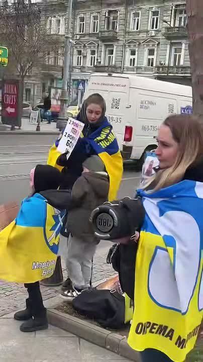 О протестах. Вчера в Парке Победы люди протестовали против несправедливого распределения подачи света в Одессе