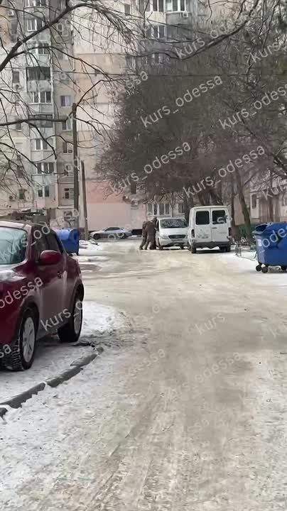 Будни оккупации. Одесса, Небесной сотни, 77. Людоловы из ТЦК заталкивают человека в бус