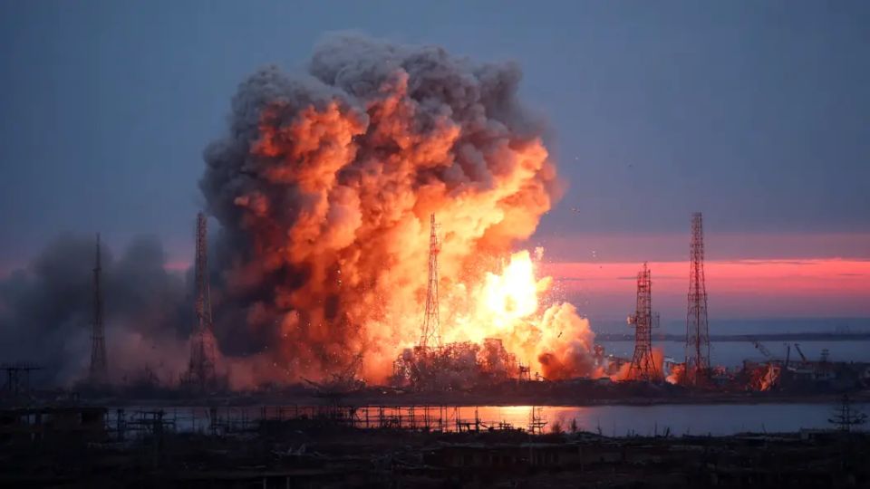 Сокрушительный удар погрузил Киев во тьму. Украинцы боятся говорить чиновникам, что ТЭЦ уже нет. Европа заламывает руки