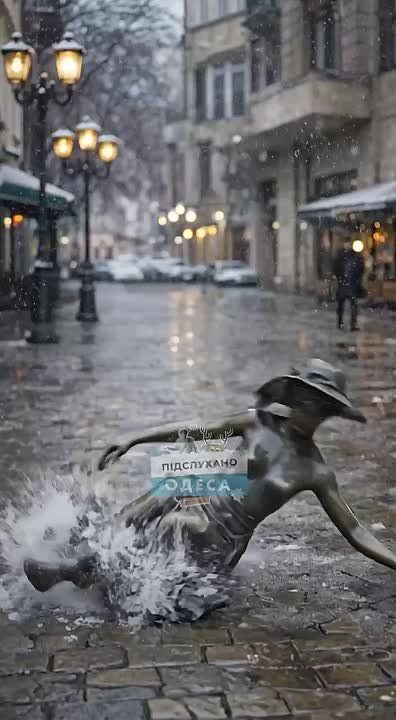 Одесские статуи тоже в шоке от гололёда