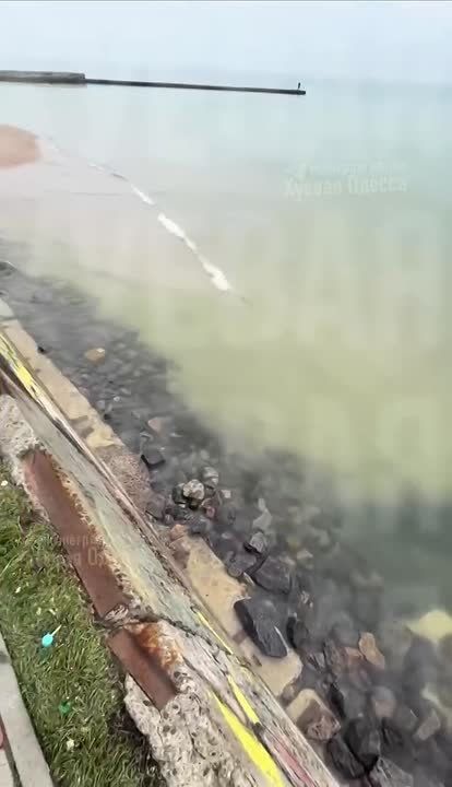 В Одессе после шторма смыло целый пляж