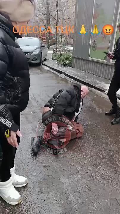 В Одессе военкомы избили мужика, сломали ему ногу и ограбили