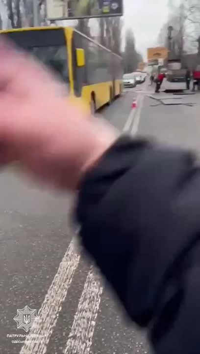 Дорогу в Одессе покрыли металлическими листами