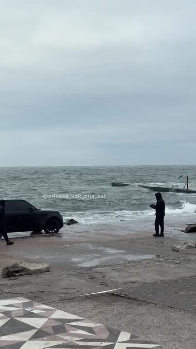 Когда лень спускаться к морю, можно и подъехать