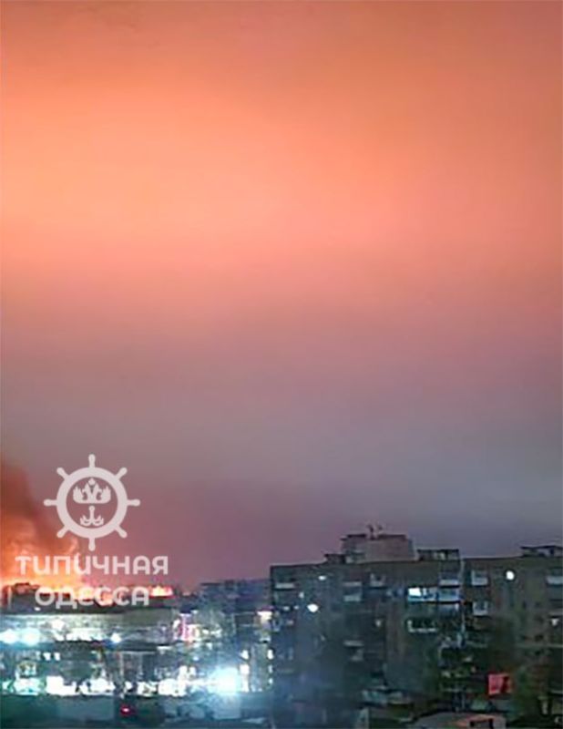 На месте прилётов в Одессе поднимается пожар