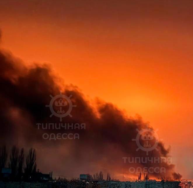 Еще кадры с мест ночного прилета, в районе аэродрома полыхает пожар