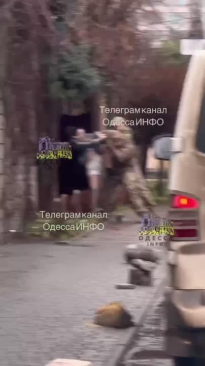 10 военкомов на пяти машинах приехали за одним мужчиной