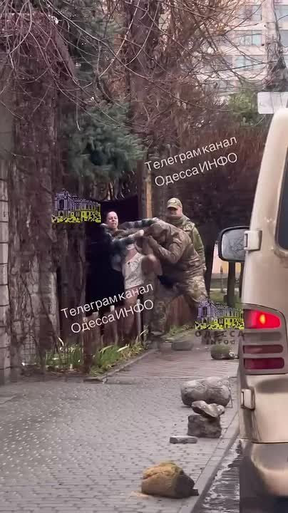 Восемь военкомов на одного мужчину: жителя Одессы вытащили с частного двора прямо в шортах и тапочках