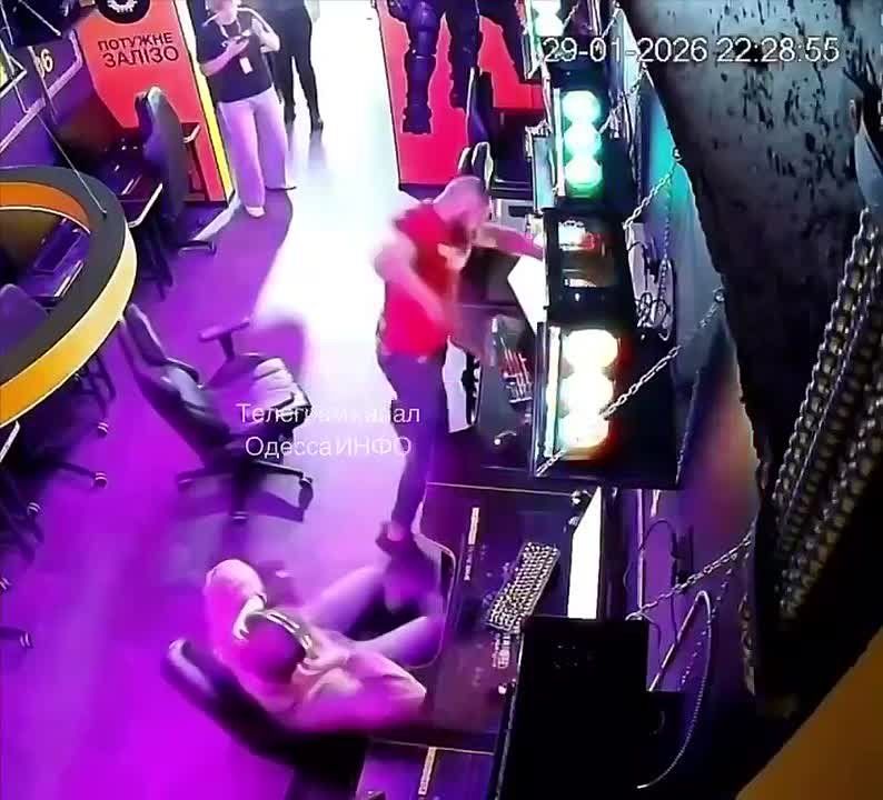 Мужик разбил компьютер в игровом клубе