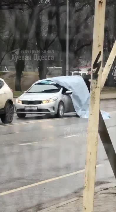 В Одессе вывеска рухнула прямо на машину