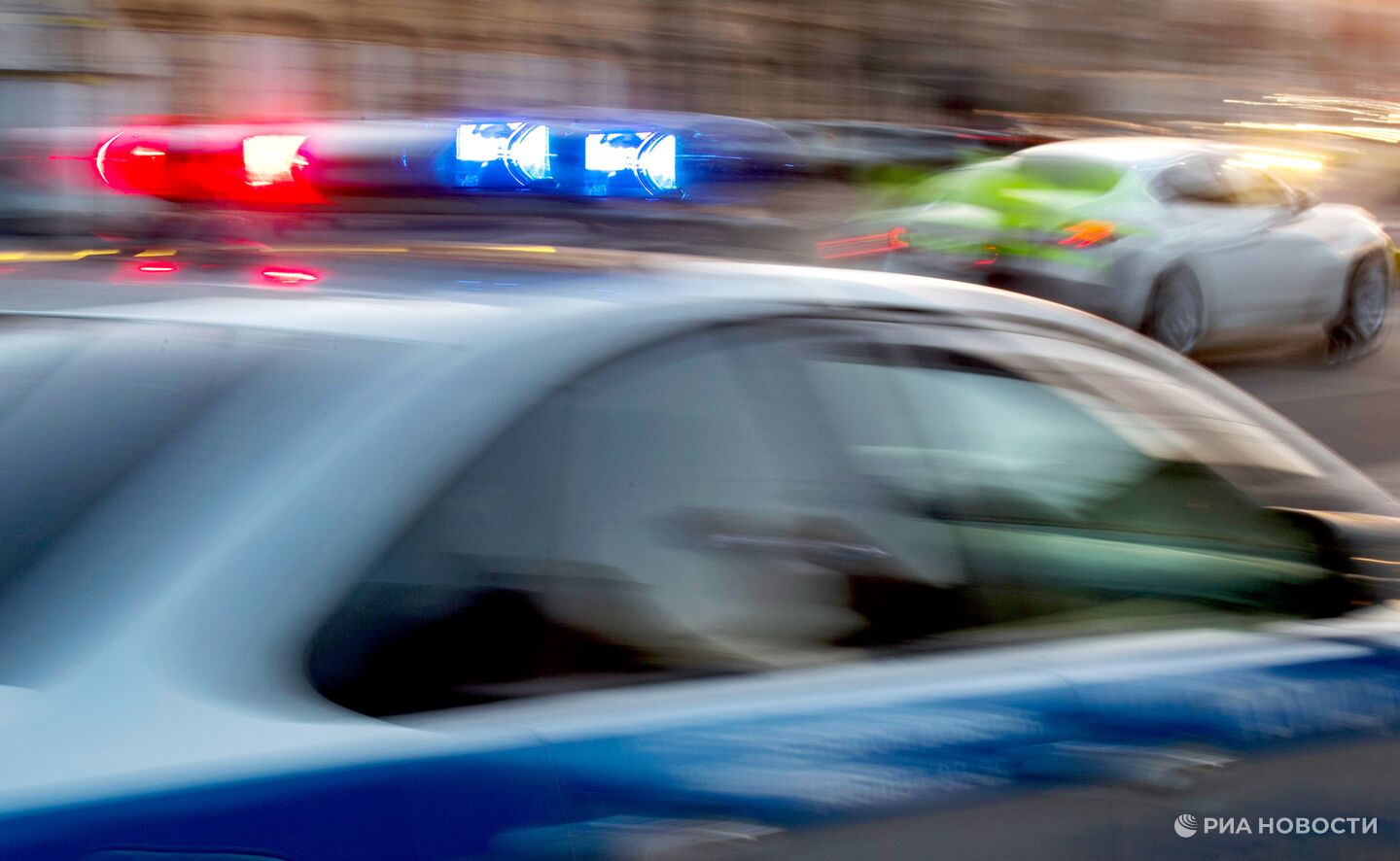 В Тюмени перебегавших дорогу мать с ребенком сбила машина