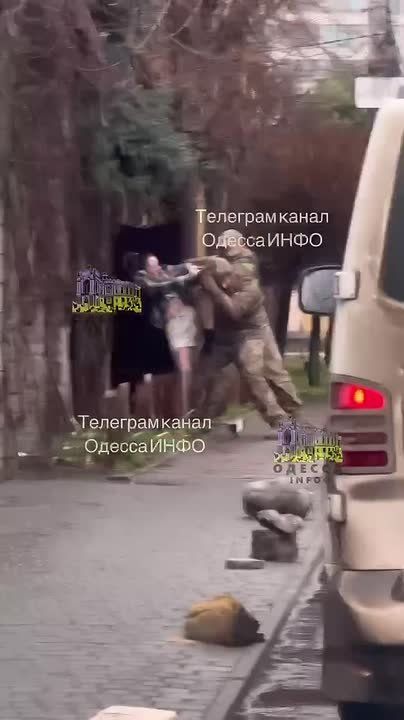 Всемером ТЦКашники Одессы упаковали очередного добровольца в Одессе