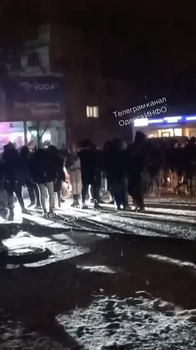 В двух районах Одессы местные жители перекрыли улицы, протестуя из-за длительного отсутствия электричества