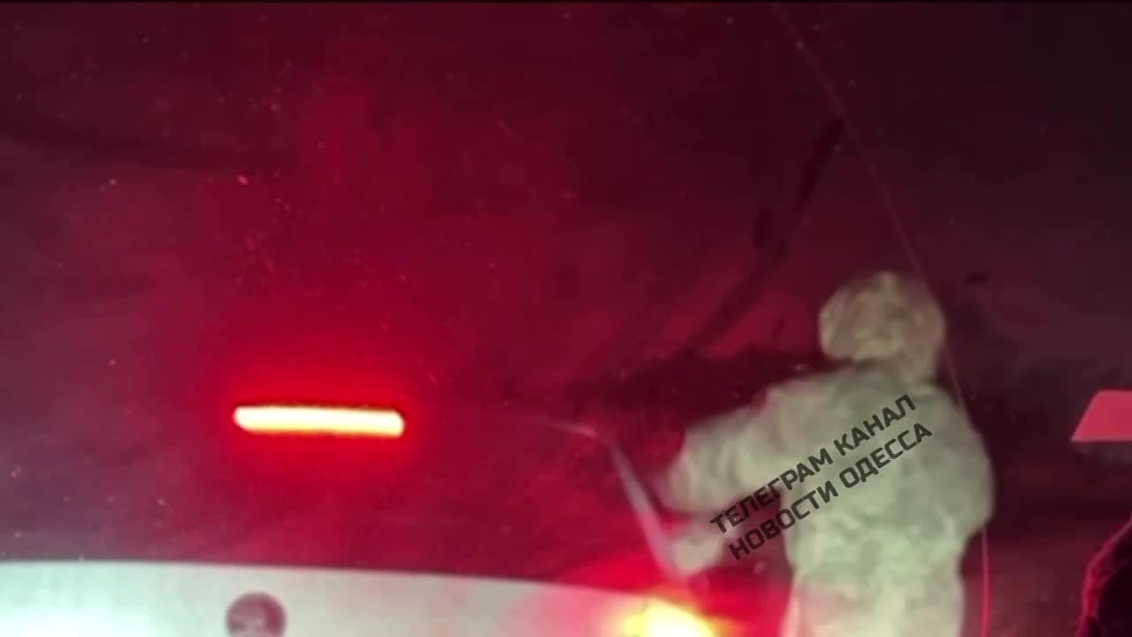 В Одессе ТЦК попытались вытянуть из машины мужика, но тот в ответ задул их огнетушителем