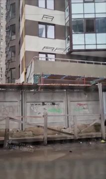 Рабочие в ЖК «Удобном» в Одессе скидывают стекла прямо из окон
