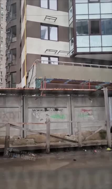 Рабочие в ЖК «Удобном» в Одессе скидывают стекла прямо из окон