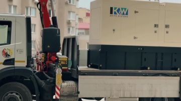 В Одессе чиновники привезли генератор к одному из ЖК, сняли об этом видео, сделали фото, а затем погрузили все обратно и уехали