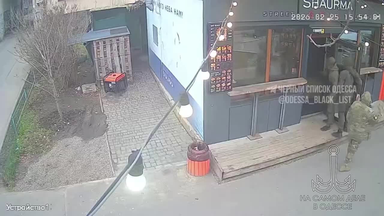 В Одессе на камеру попало то, как шаурмист спас парня от террористов из ТЦК
