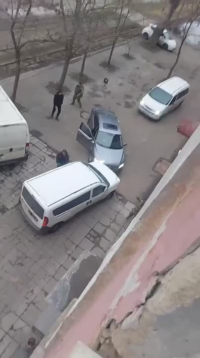 Одесса. ТЦКшник выстрелил в сторону убегающего мужика