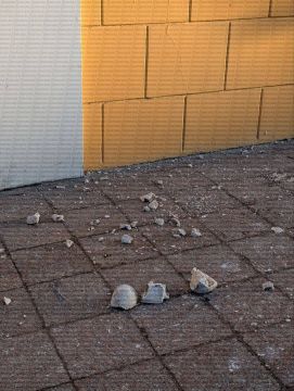 На Европейской площади с фасада здания падают камни