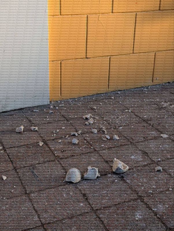 На Европейской площади с фасада здания падают камни