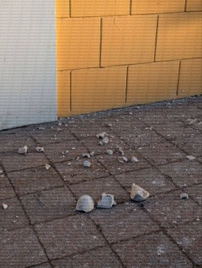 На Европейской площади с фасада здания падают камни