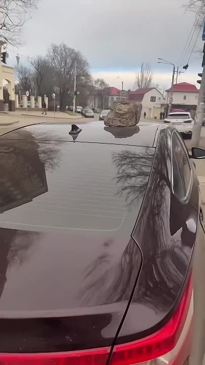 На Грушевского за неправильную парковку кто-то оставил кирпич на автомобиле