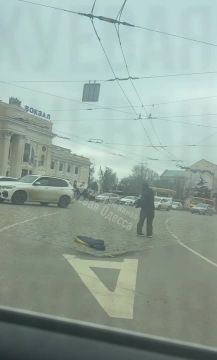 Мужик-регулировщик вышел на дороги в Одессе