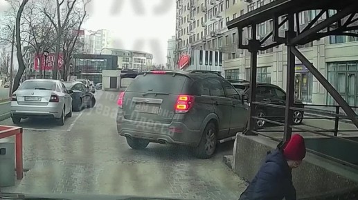 В Одессе женщине прилетело от шлагбаума