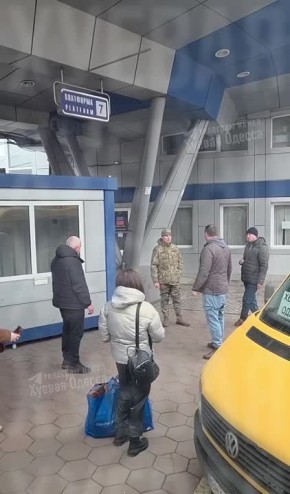 Водитель автобуса из Херсона в Одессе немного потрепал бухого ВСУшника, за то что тот засрал салон автобуса