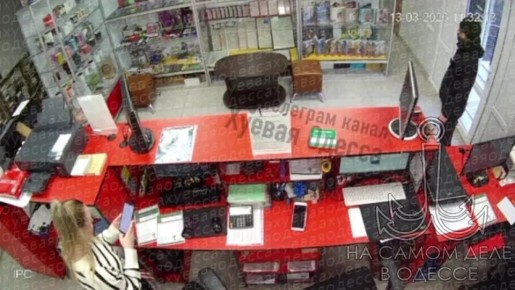 В сети появилось видео с камер наблюдения в магазине мобильной связи в Одессе