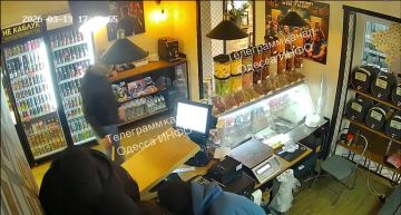 Неизвестные в балаклавах вывели продавца из пивного магазина в Одессе