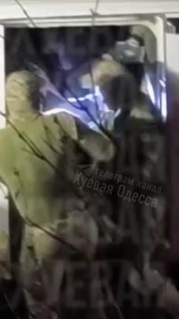 В Одессе в ходе бусификации людолов, пытаясь успокоить электрошокером не сдержавшего эмоции от радости добровольца, успокоил коллегу