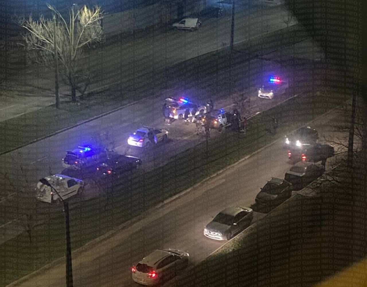 В микрорайоне "Посёлок Котовского" в Одессе расстреляли полицейскую машину, на месте множество силовиков, — местные ТГ-каналы