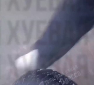 Загон жертвы. В Одессе людоловы из ТЦК распылили перцовый баллончик прямо на детской площадке, толпой загоняя очередного бедолагу