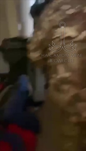 Гостеприимные львовские ТЦКуны радушно встретили иностранца из США — ударами по почкам, да и вообще по чему придётся