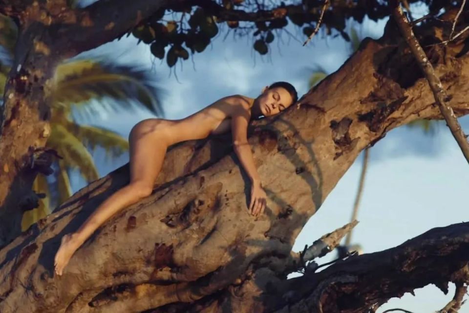 Ню-модель из Одессы в русском кокошнике стала почётным консулом Украины в Доминикане