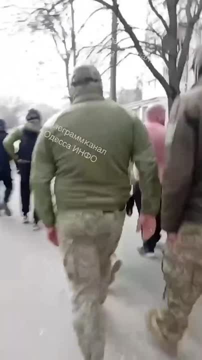 Малыш рыдает и кричит "папочка", пока мобилизаторы уводят его отца