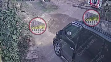 Одесса: тцкшник в стиле GTA открыл дверь микроавтобуса и навал стрелять из боевого оружия