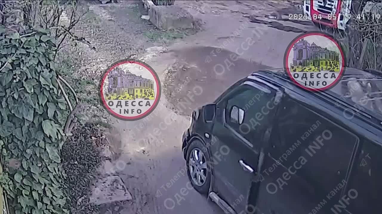 Одесса: тцкшник в стиле GTA открыл дверь микроавтобуса и навал стрелять из боевого оружия